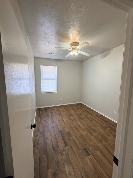 Building Photo - 1929 Lariat Cir