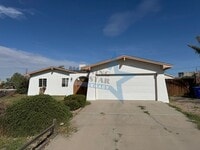Building Photo - Spacious home in desirable location!