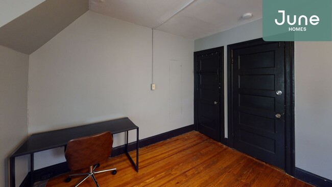 Building Photo - ROOM ONLY in 7-bed/3.5-bath Home