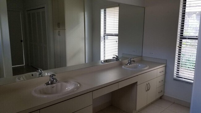 Building Photo - 14060 Greentree Dr