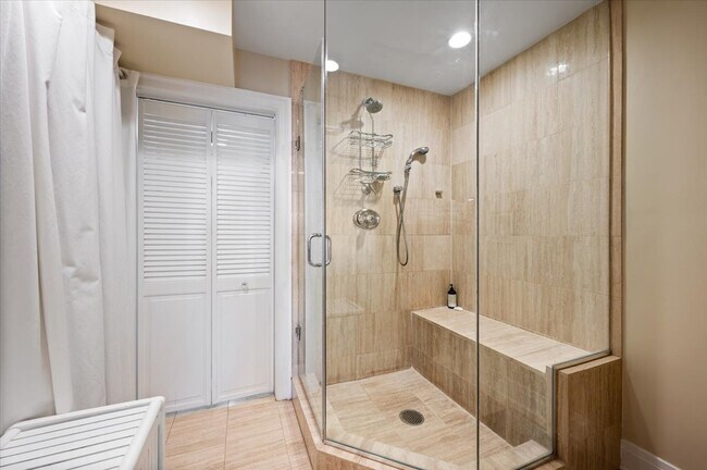 Building Photo - 2130 N Lincoln Park W