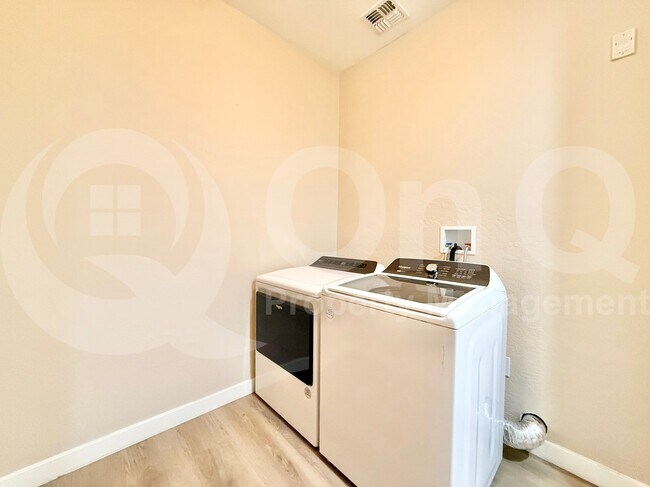 Building Photo - 17850 N 68th St
