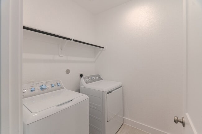 Building Photo - 112 Red Cascade Trl