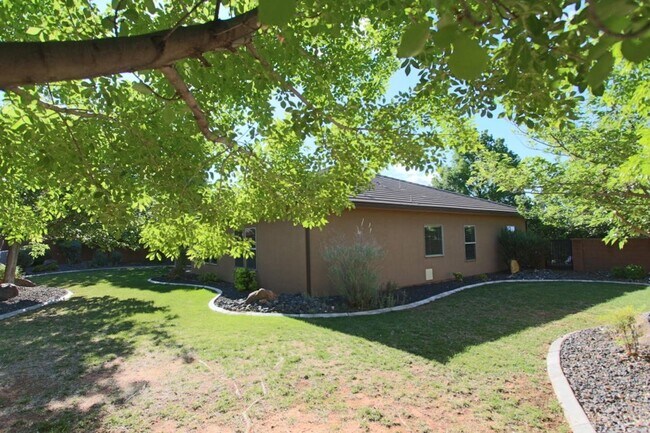 Building Photo - Beautiful Hobble Creek 4 Bed/2 Ba NEW FLOORS & PAINT
