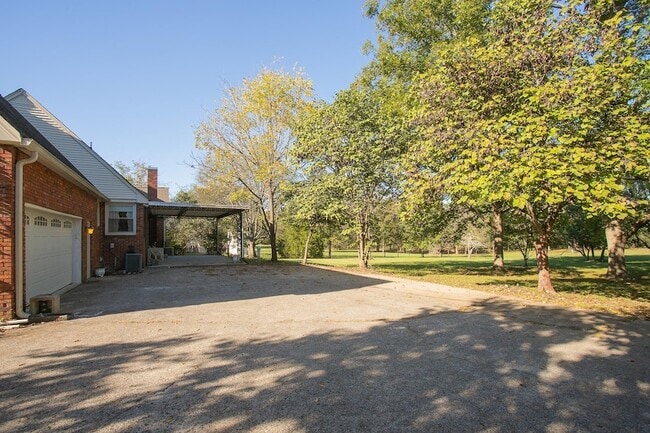 Building Photo - 2425 Mansker Dr
