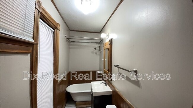 Building Photo - 808 Campbell Ave