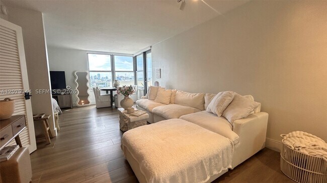 Building Photo - 2899 Collins Ave