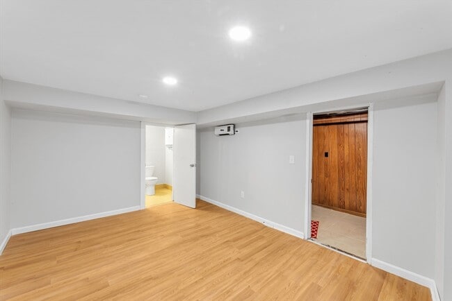 Building Photo - 204 Maple St