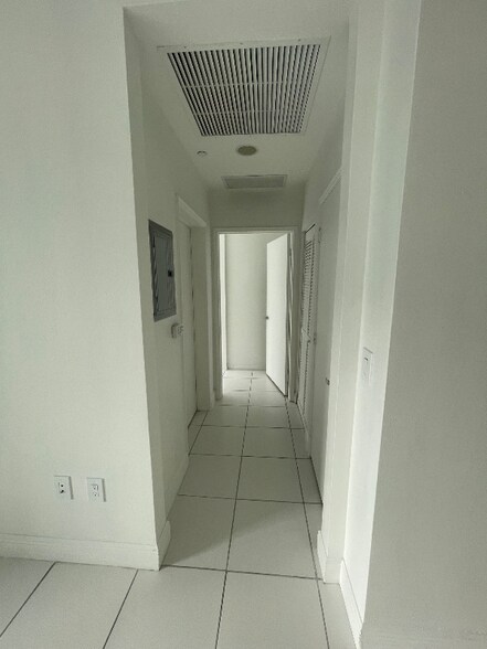 Building Photo - 950 Brickell Bay Dr