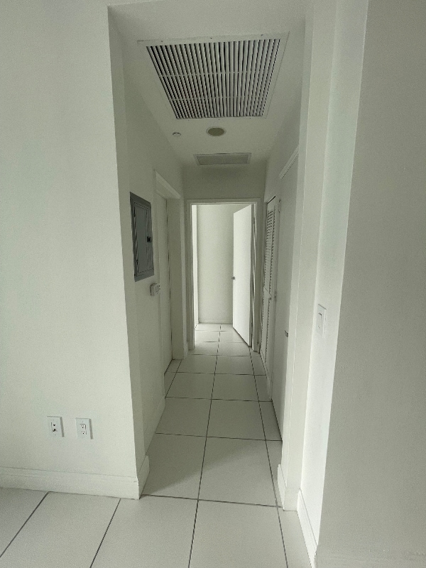 Building Photo - 950 Brickell Bay Dr