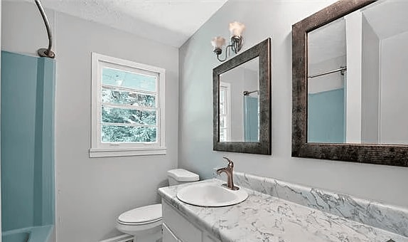 Building Photo - 704 Valleyview Dr