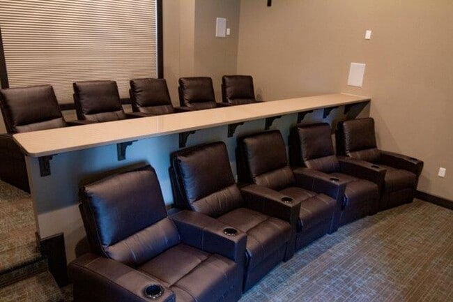 Building Photo - 2 Bedroom 1 Bath 957 sq ft Just reduced $1...