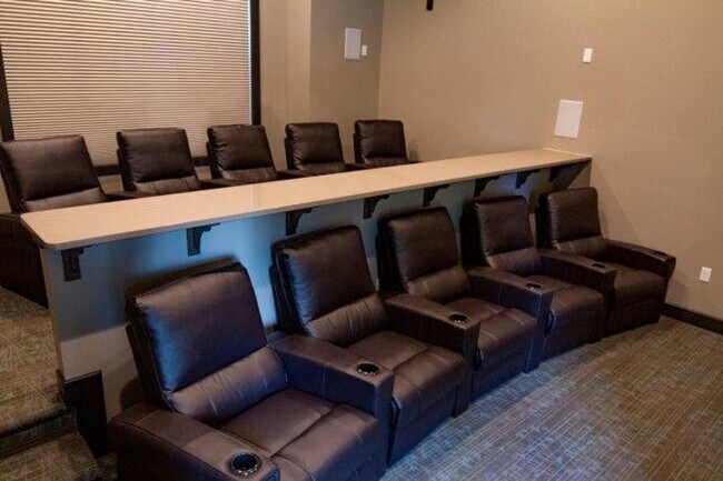 Building Photo - 2 bedroom 1 Bath top floor!  Move in 5/17/...