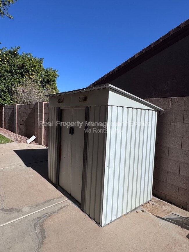 Building Photo - 10426 E Dolphin Ave