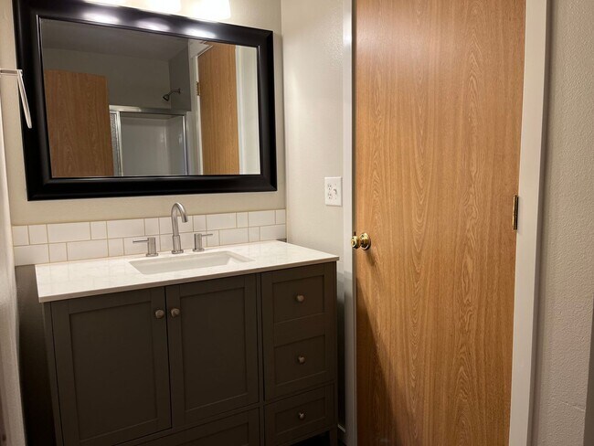 Building Photo - 3 Bed, 2 Bath Home- Fenced Back Yard!