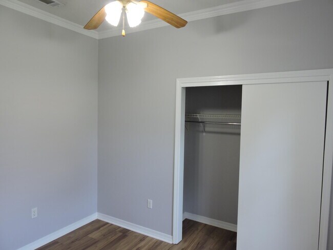 Building Photo - 211 Westview Dr