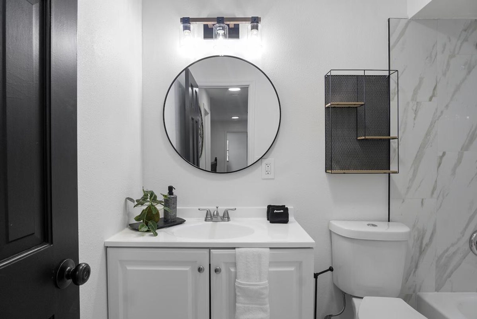 Building Photo - 2540 Albany Dr