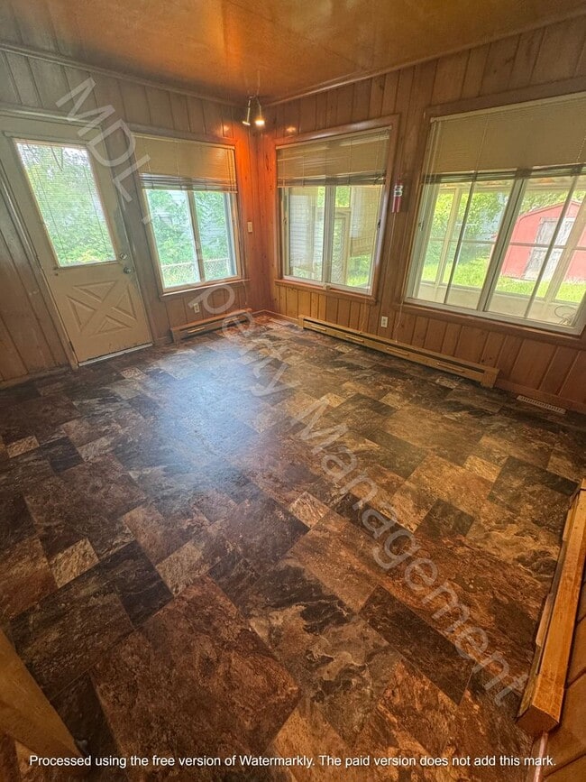 Building Photo - 4 Bedroom Home w/ Attached Garage and a Su...