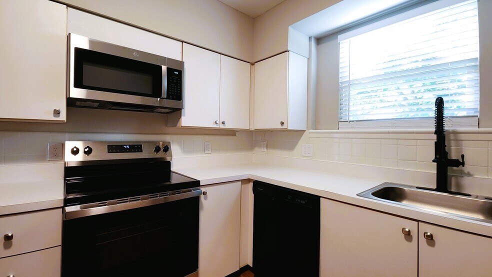 Building Photo - 803 Westwood Dr