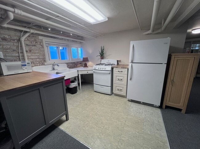 Building Photo - 221 Channing St NE