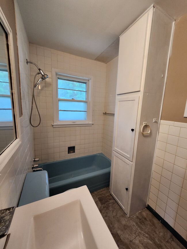 Building Photo - 2116 W Kettelle St