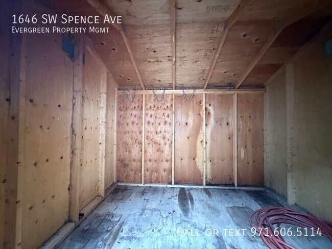 Building Photo - 1646 SW Spence Ave