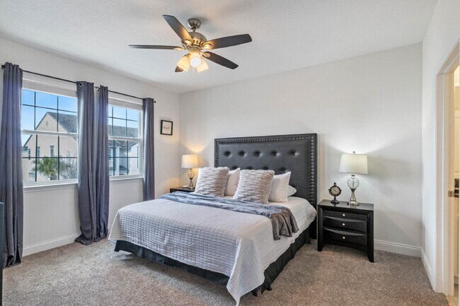 Building Photo - Welcome home to this gorgeous 4 bed 4 bath pool home!