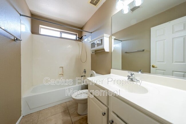 Building Photo - 970 N Willow St