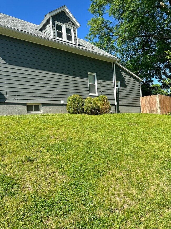 Building Photo - ***RENTERS SPECIAL***Great Newly Remodeled...