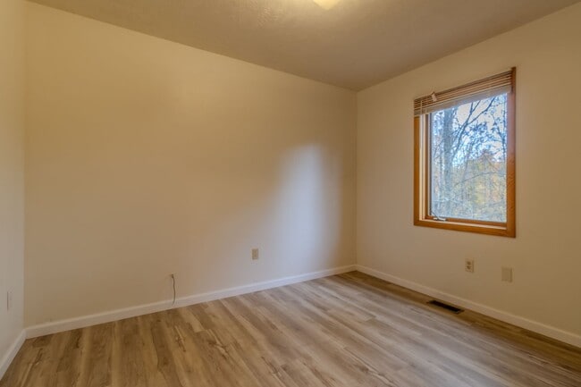 Building Photo - Bright, Beautiful, and Effortlessly Move-In Ready