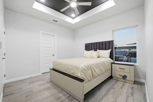 Building Photo - 1600 Clinton St