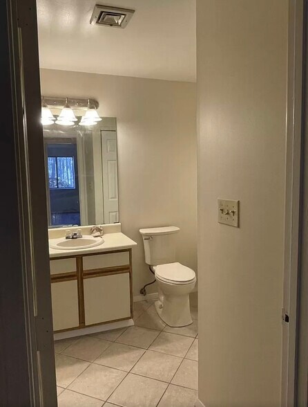 Building Photo - 1712 Blackstone Dr