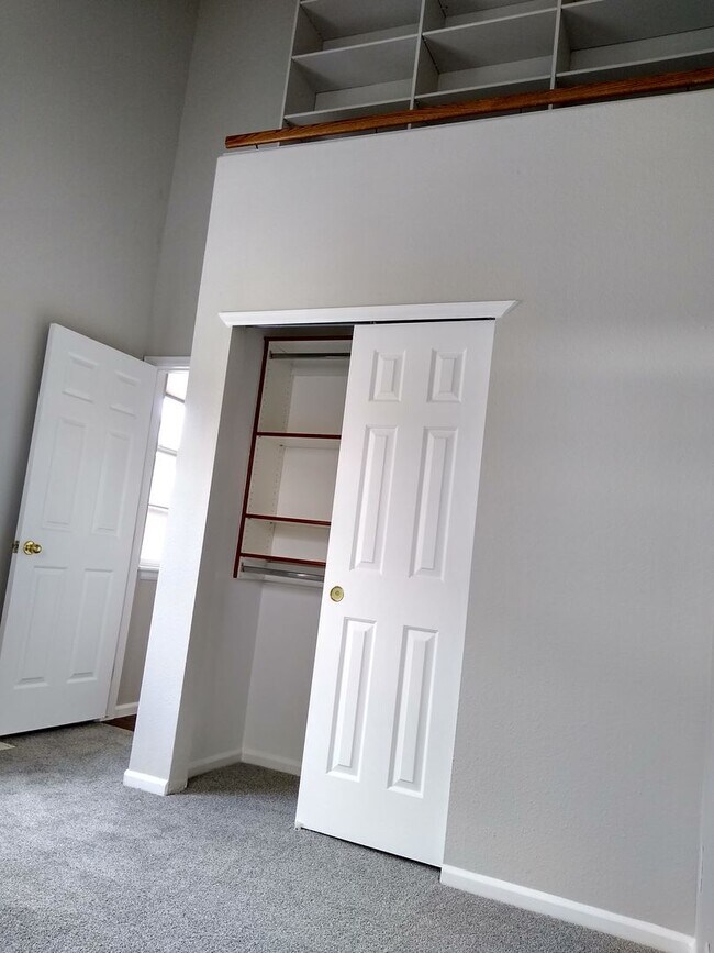 Building Photo - Stunning Highlands Ranch Townhome