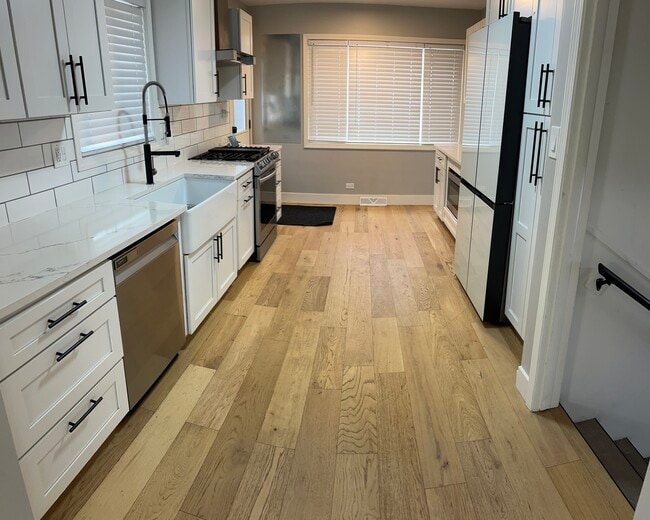 Building Photo - 2200 Old Glenview Rd