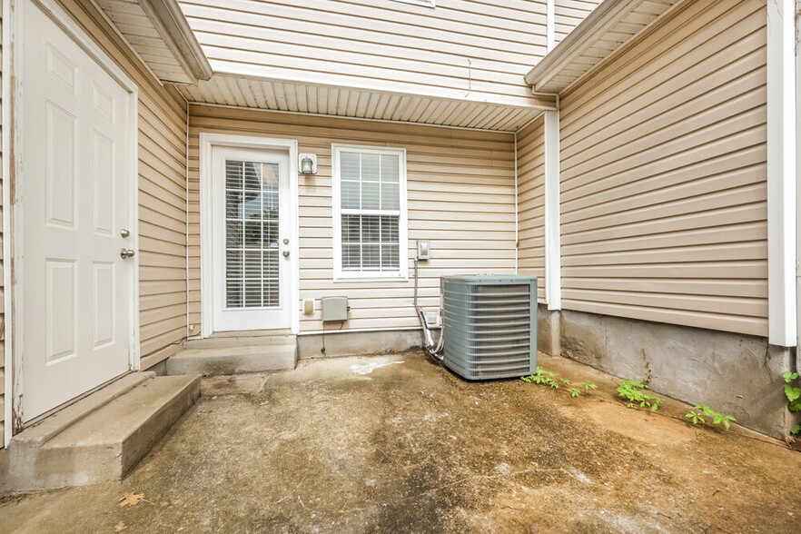 Building Photo - 8034 Logan Dr