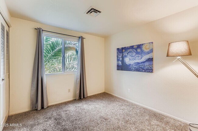 Building Photo - 1619 W El Alba Way