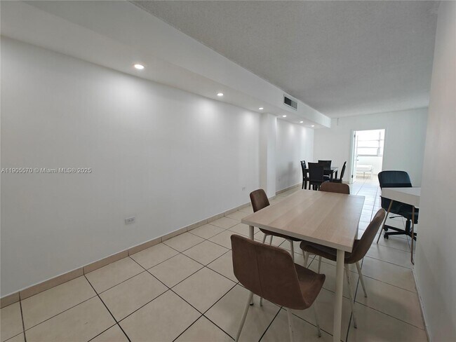 Building Photo - 905 Brickell Bay Dr