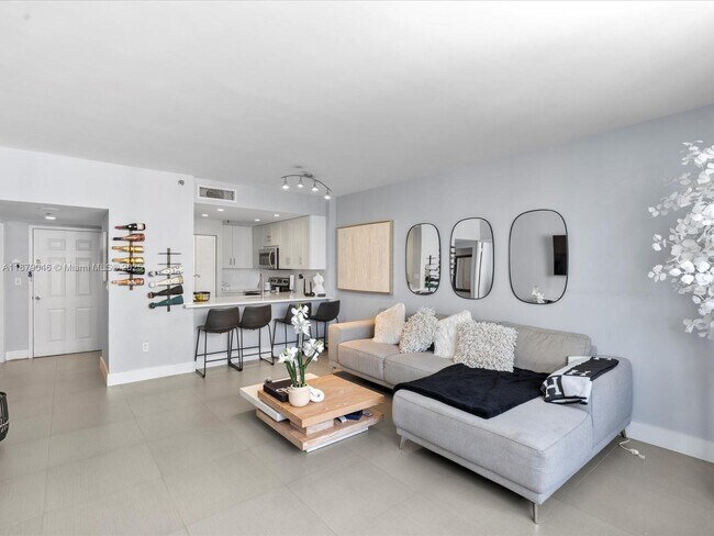 Building Photo - 540 Brickell Key Dr