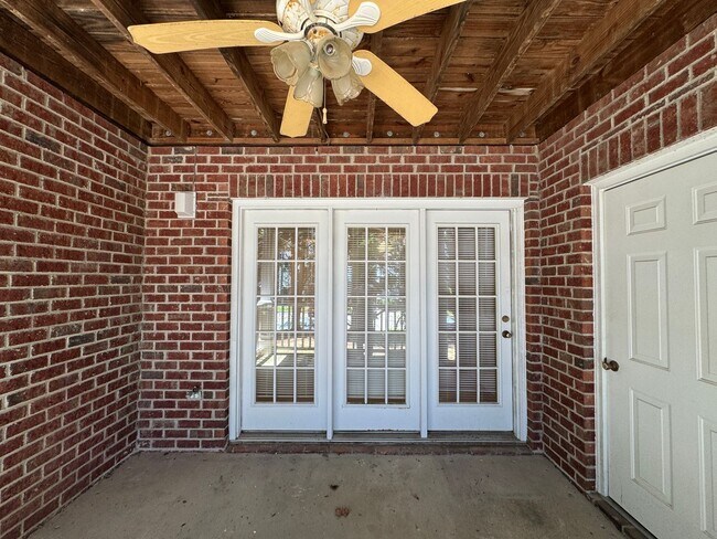 Building Photo - Lovely 2 Bedroom King's Grant Condo