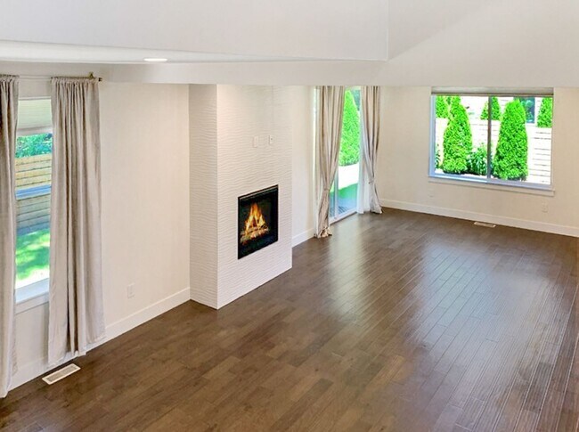 Building Photo - 4Bd/2.5Ba Renton Home