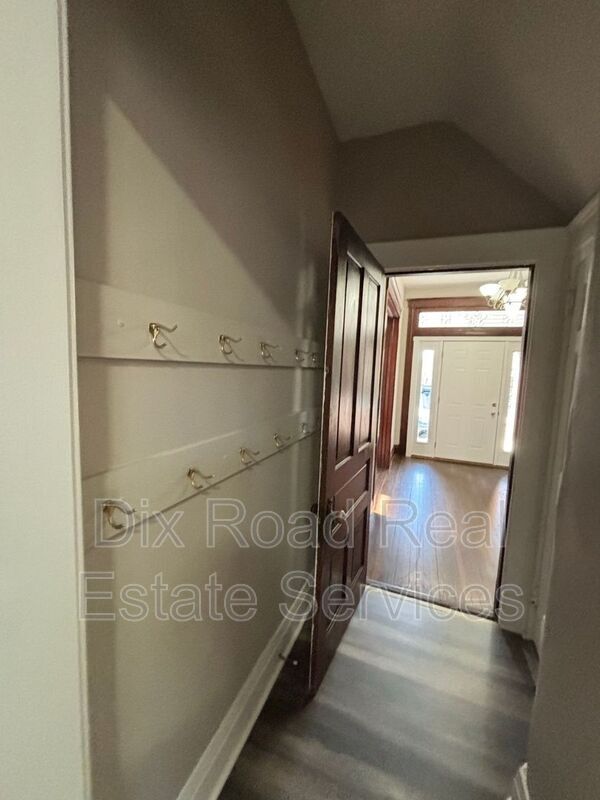 Building Photo - 810 Sunset Ave