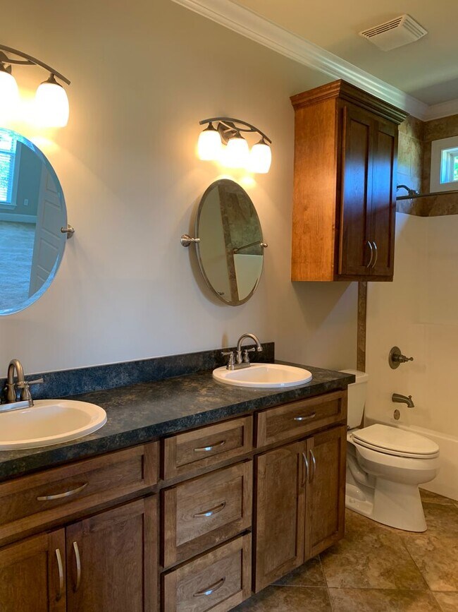 Building Photo - 102 Valley Chase Dr