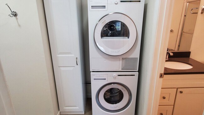 Building Photo - Spacious 2 Bedroom, 1 Bathroom Moraga Condo