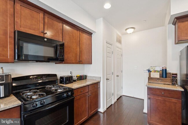 Building Photo - 42227 Canary Grass Square