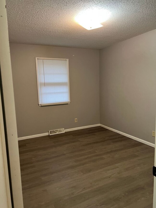 Building Photo - 2 bedrooms, 1 bath duplex