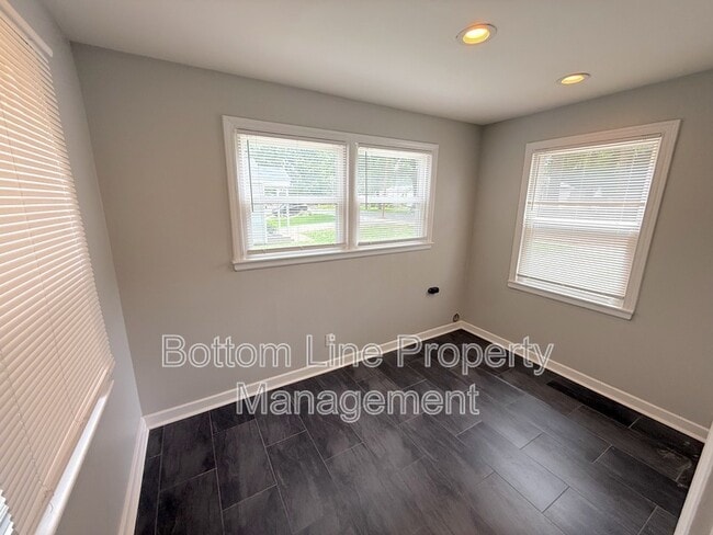 Building Photo - 214 S Gardner Ave