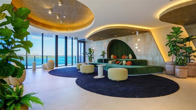 Building Photo - 700 NE 24th St