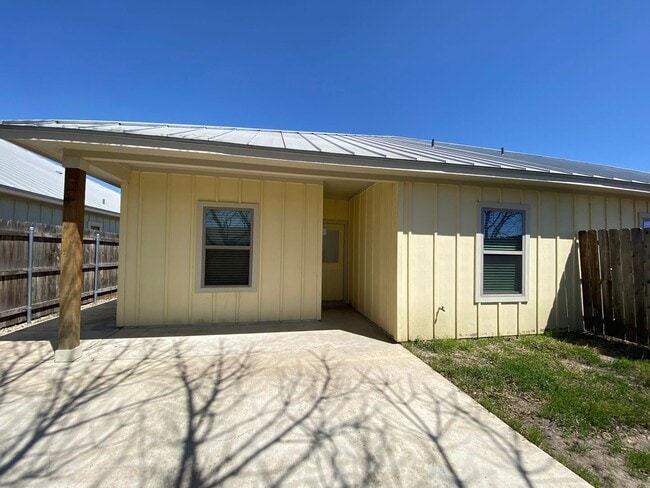 Building Photo - Located 1 Mile from IH 35/ No Carpet / Tons of Upgrades /  Turf Grass in Front Yard / Fenced in B...