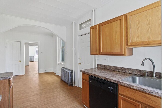 Building Photo - Spacious 5 Bedroom, 1 Bath Home!