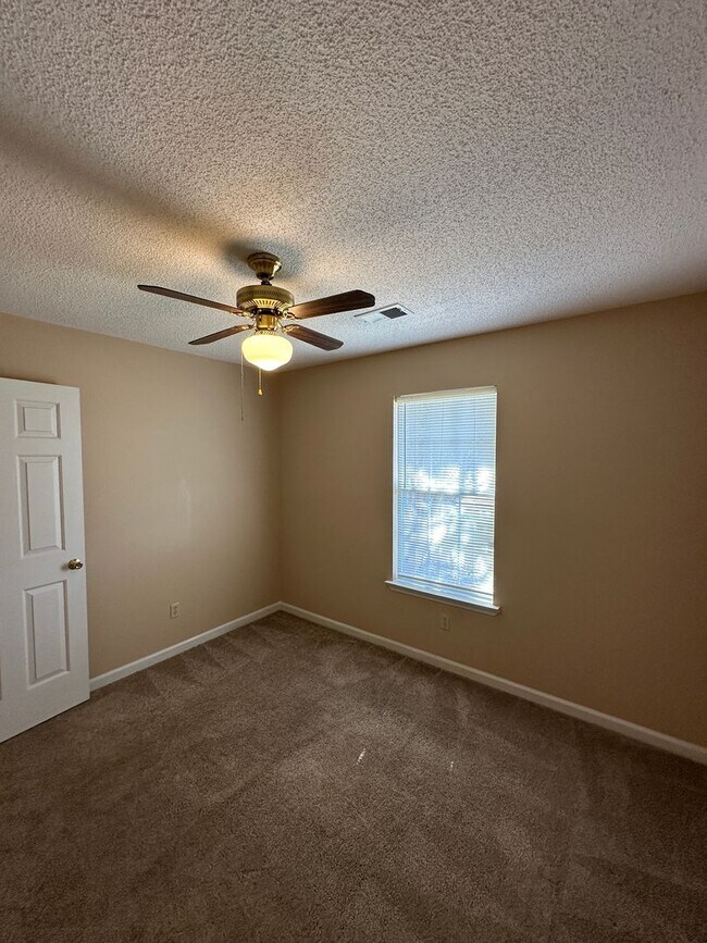 Building Photo - Don’t miss the chance to call this your ho...